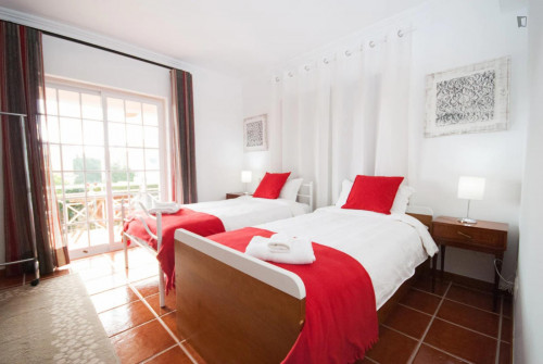 Bright twin bedroom, with a balcony and privite bathroom near Praia do Guincho