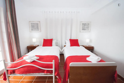 Bright twin bedroom, with a balcony and privite bathroom near Praia do Guincho