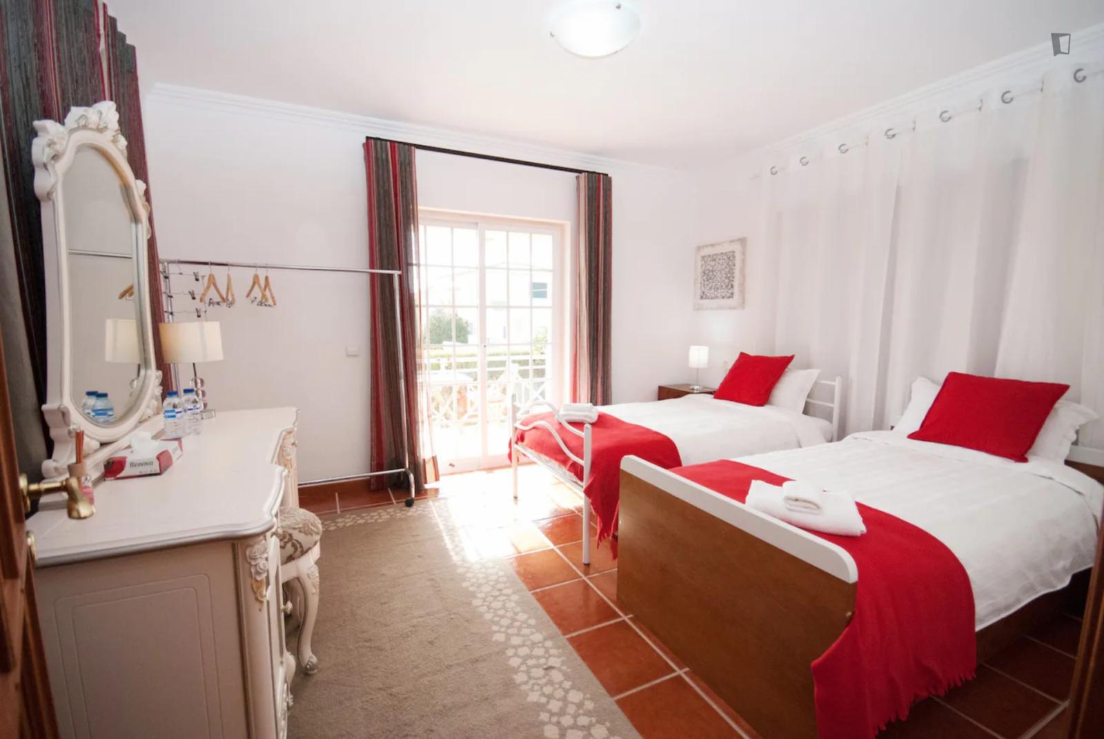 Bright Twin Bedroom, With A Balcony And Privite Bathroom Near Praia Do Guincho - 1