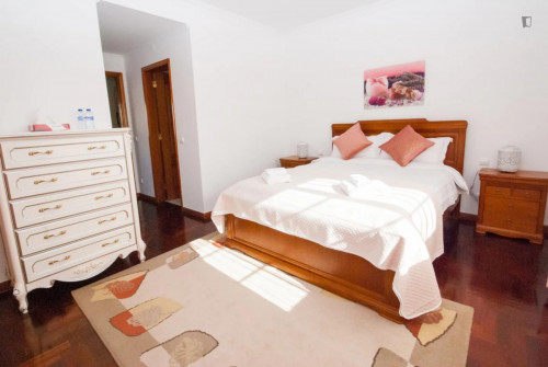 Comfortable ensuite double bedroom, with a balcony near Praia do Guincho