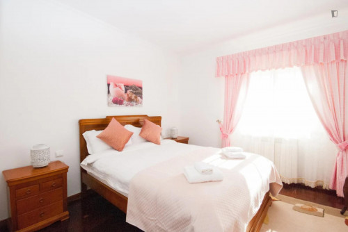 Comfortable ensuite double bedroom, with a balcony near Praia do Guincho