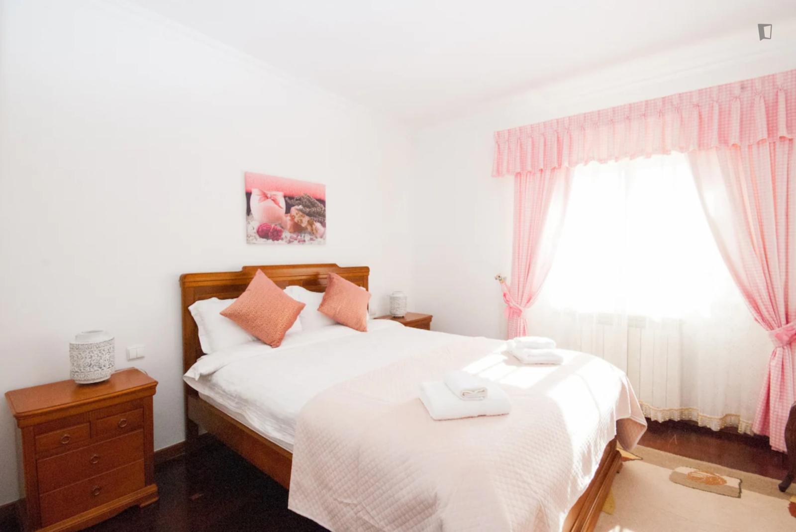 Comfortable Ensuite Double Bedroom, With A Balcony Near Praia Do Guincho - 1