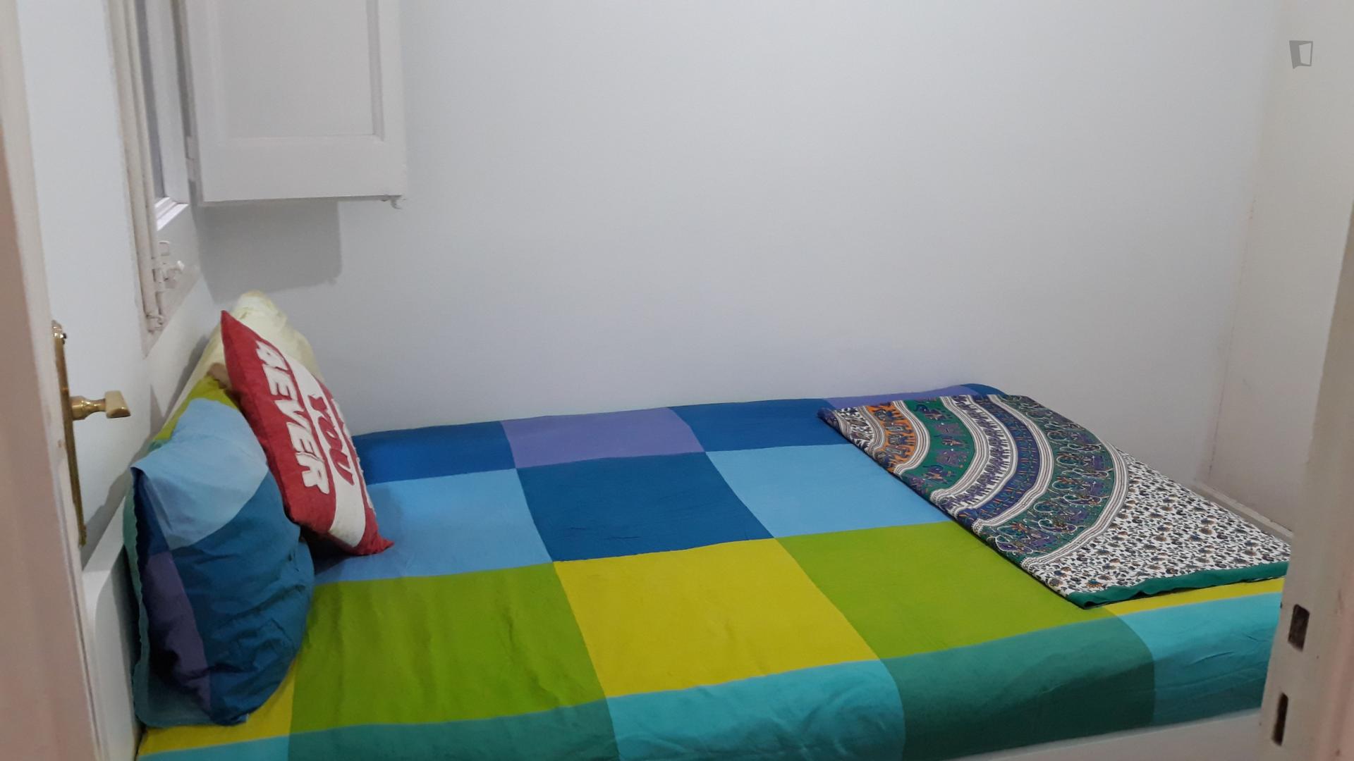 Double bedroom in 5-bedroom apartment