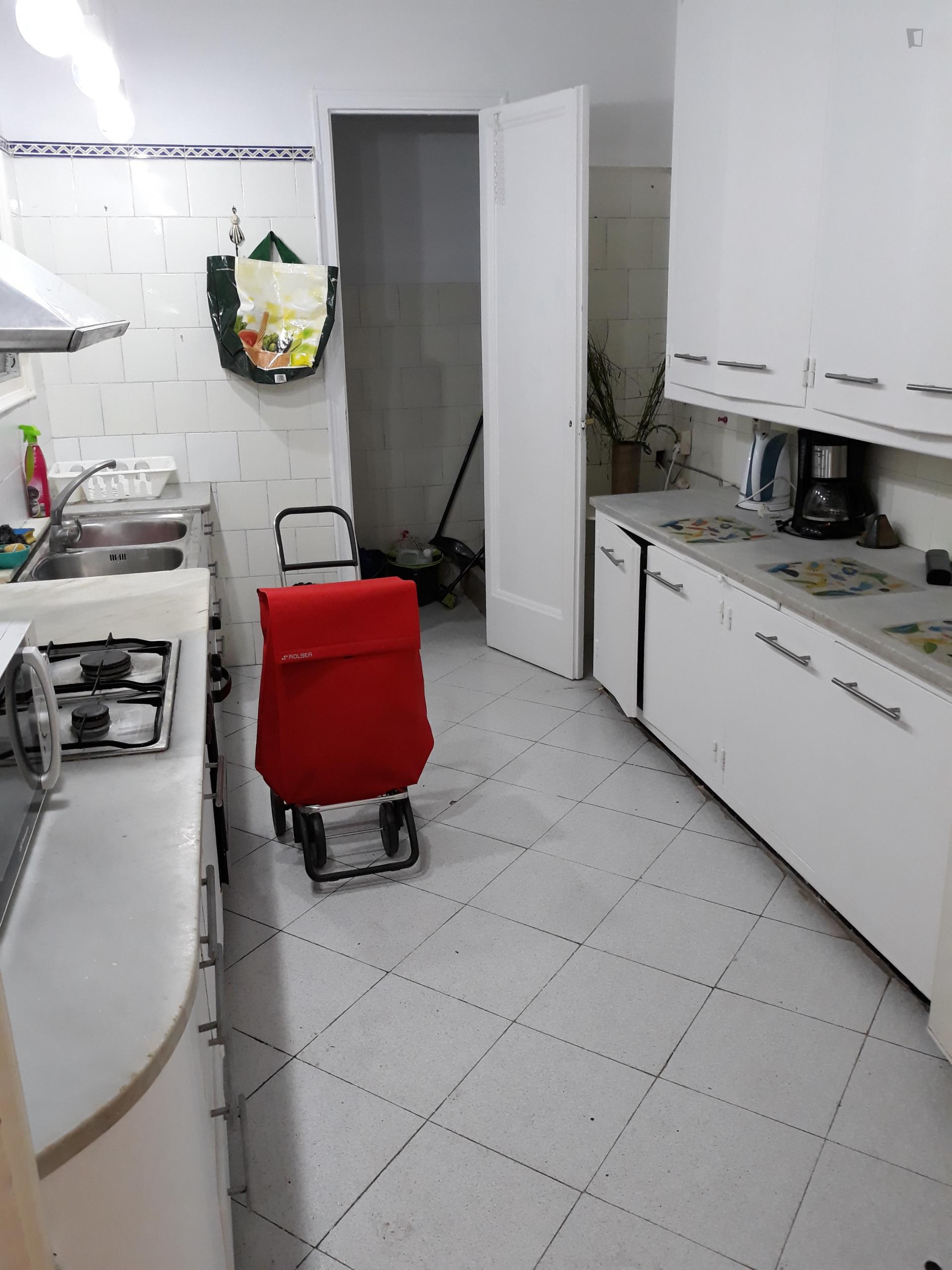 Double bedroom in 5-bedroom apartment