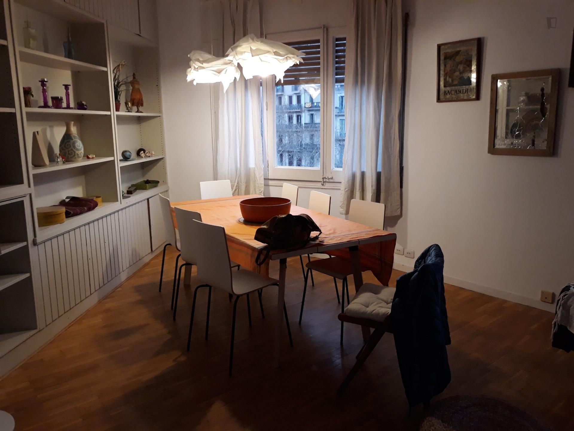 Double bedroom in 5-bedroom apartment