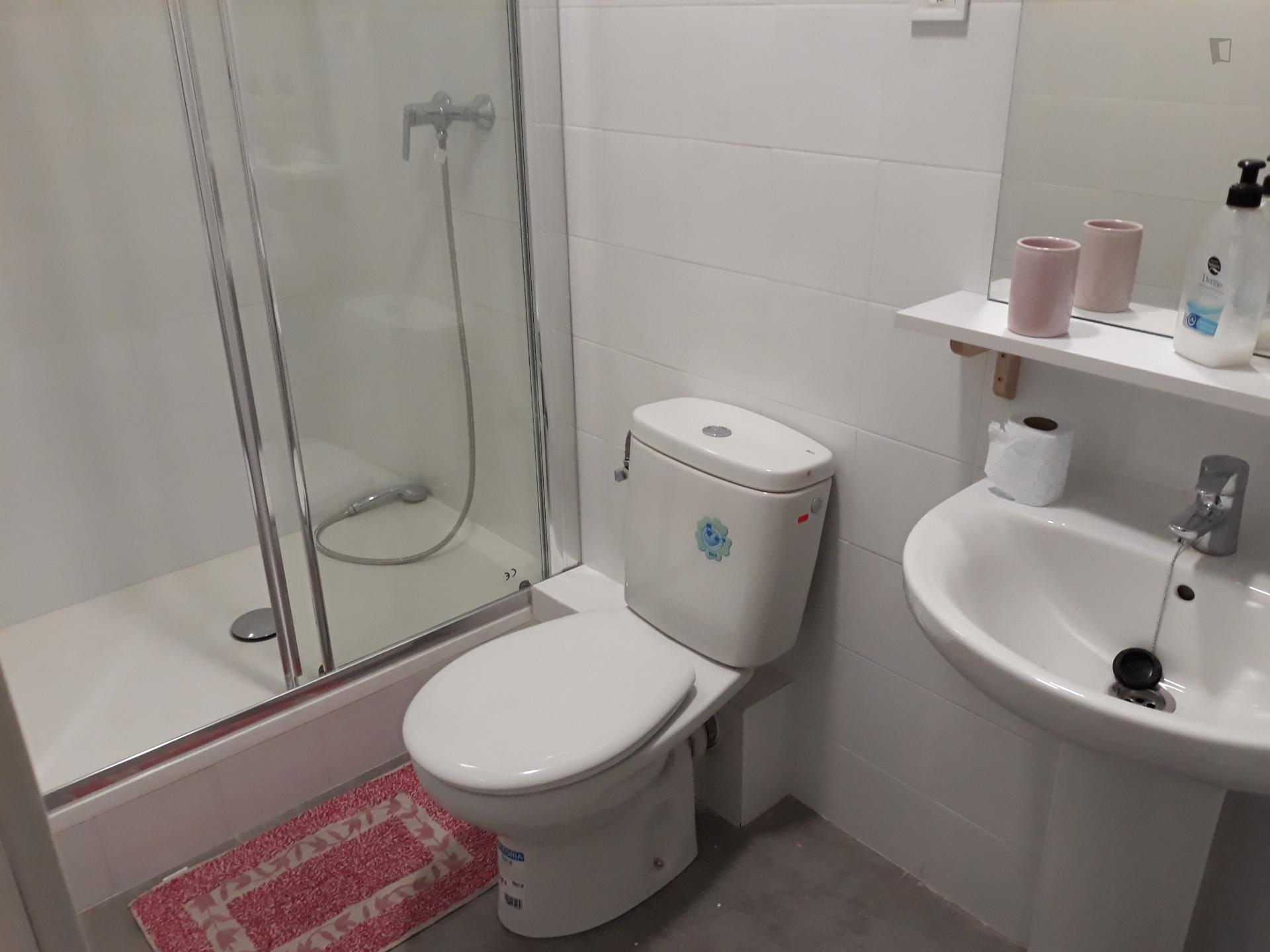 Double bedroom in 5-bedroom apartment