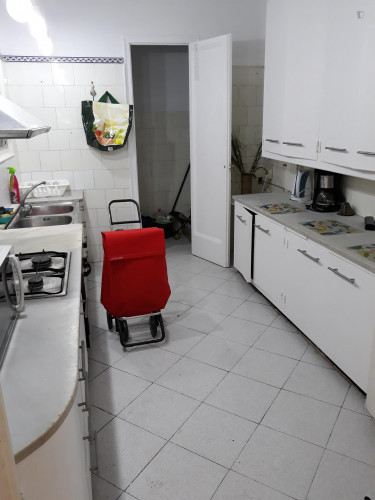 Double bedroom in 5-bedroom apartment - Gallery - 4