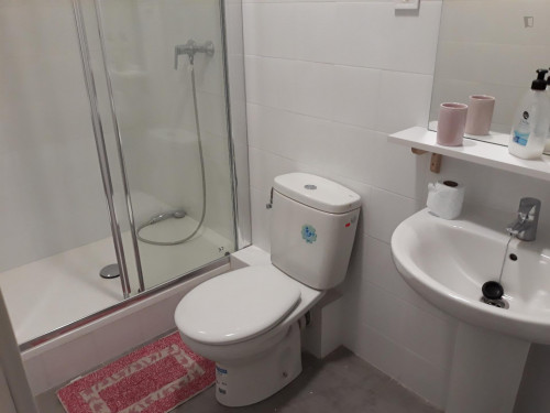 Double bedroom in 5-bedroom apartment - Gallery - 5