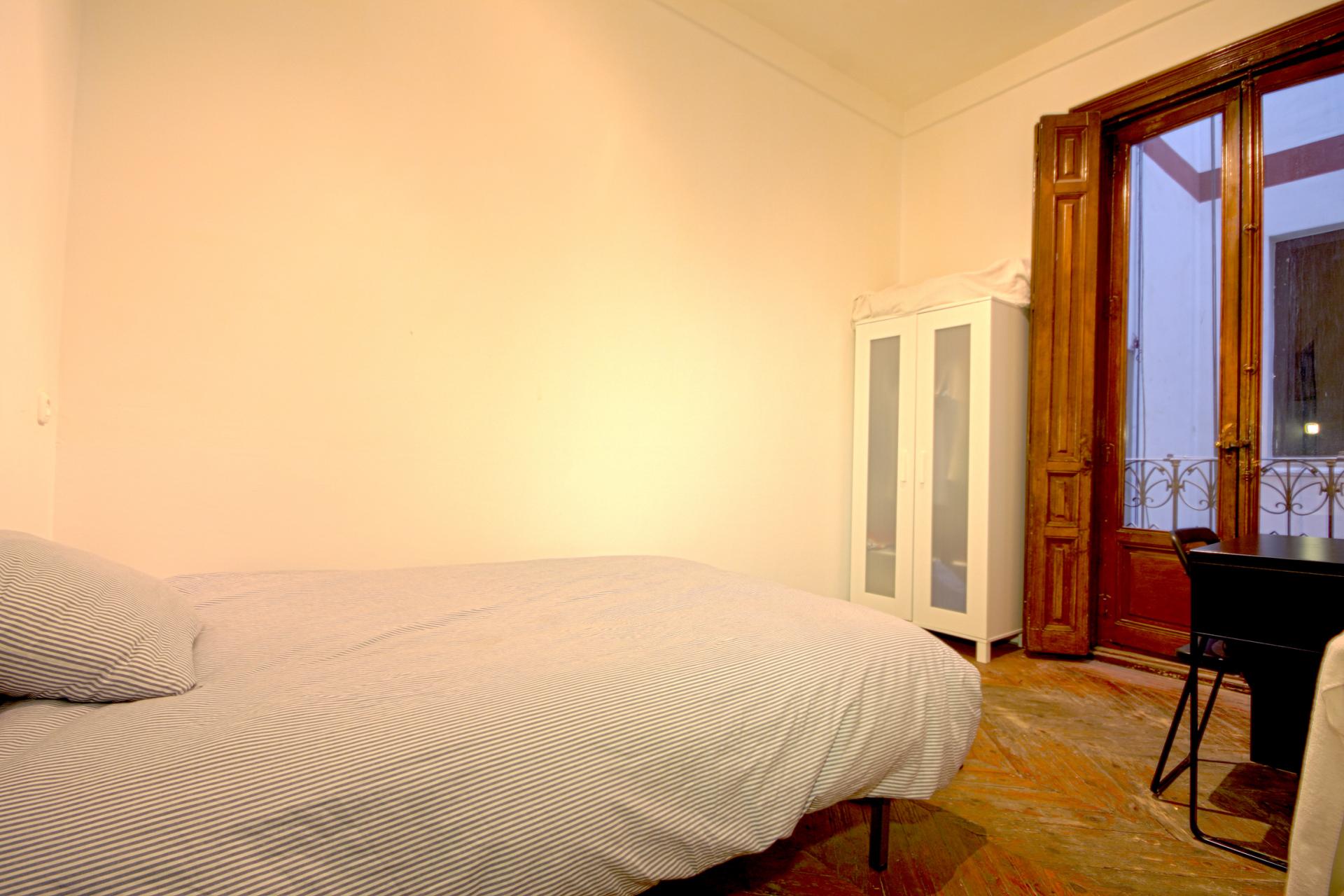 Single bedroom in cool apartment in Opera