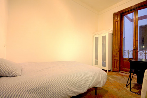 Single bedroom in cool apartment in Opera