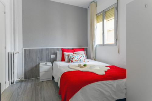 Sublime double bedroom in a student flat, in Goya