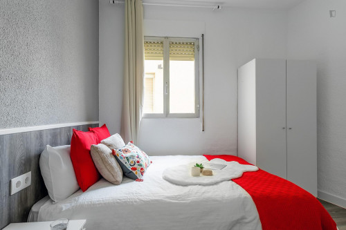 Sublime double bedroom in a student flat, in Goya