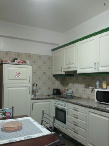 Inviting single bedroom in a 4-bedroom apartment in Coimbra