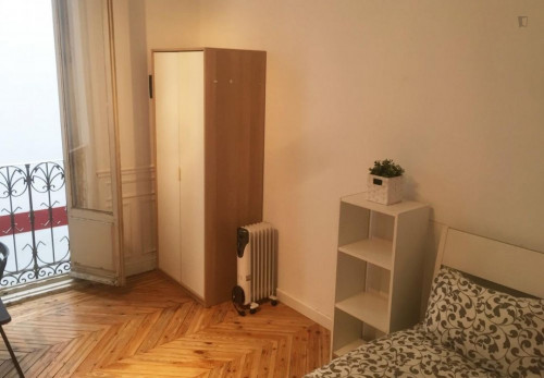 Double bedroom in 9-bedroom apartment in the Opera neighbourhood