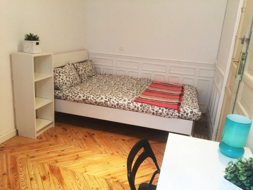 Double bedroom in 9-bedroom apartment in the Opera neighbourhood