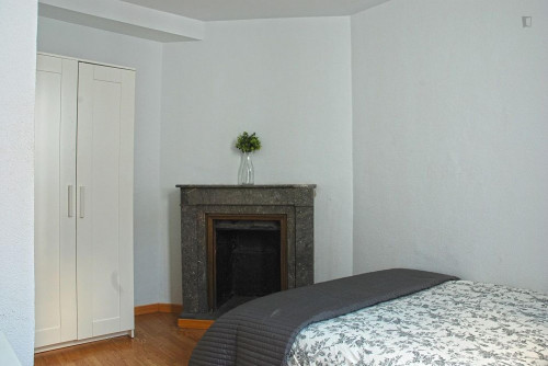 Cool double bedroom in an 8-bedroom flat near Almudena Cathedral - Gallery - 2