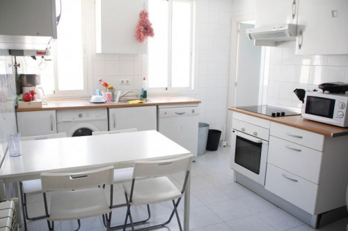 Cool double bedroom in an 8-bedroom flat near Almudena Cathedral - Gallery - 9