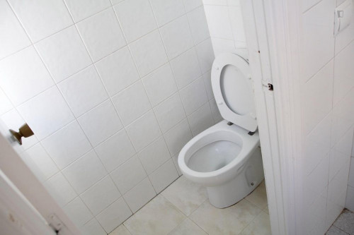 Cool double bedroom in an 8-bedroom flat near Almudena Cathedral - Gallery - 12