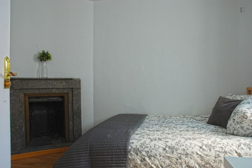 Cool double bedroom in an 8-bedroom flat near Almudena Cathedral - Gallery - 3