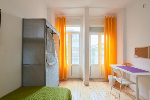 Bright bedroom with balcony in a 9-Bedroom apartment, close to Parque Eduardo VII - Gallery - 6