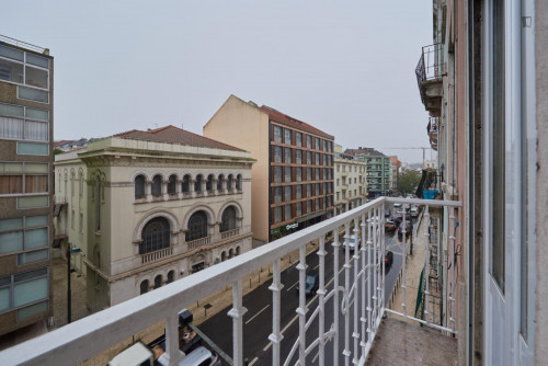 Bright bedroom with balcony in a 9-Bedroom apartment, close to Parque Eduardo VII - Gallery - 9