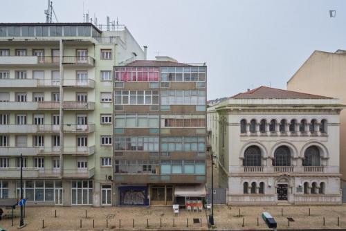 Bright bedroom with balcony in a 9-Bedroom apartment, close to Parque Eduardo VII - Gallery - 7