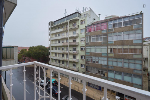 Bright bedroom with balcony in a 9-Bedroom apartment, close to Parque Eduardo VII - Gallery - 8