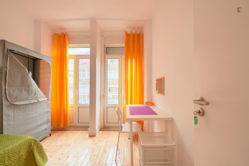 Bright bedroom with balcony in a 9-Bedroom apartment, close to Parque Eduardo VII