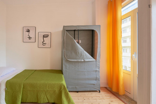 Bright bedroom with balcony in a 9-Bedroom apartment, close to Parque Eduardo VII