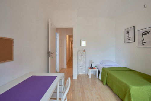 Bright bedroom with balcony in a 9-Bedroom apartment, close to Parque Eduardo VII