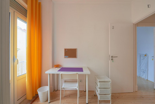 Bright bedroom with balcony in a 9-Bedroom apartment, close to Parque Eduardo VII - Gallery - 5