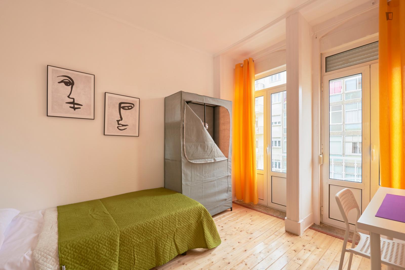 Bright Bedroom With Balcony In A 9-Bedroom Apartment, Close To Parque Eduardo VII - 1