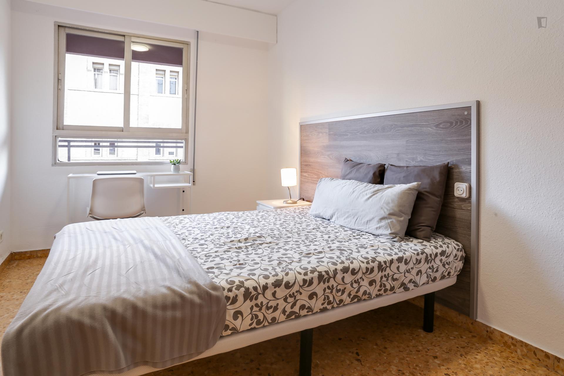 Pleasant double bedroom near Els Orriols