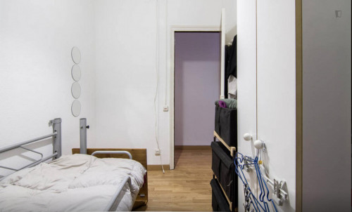 Single bedroom in 3-bedroom apartment