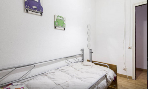 Single bedroom in 3-bedroom apartment