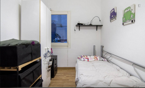 Single bedroom in 3-bedroom apartment
