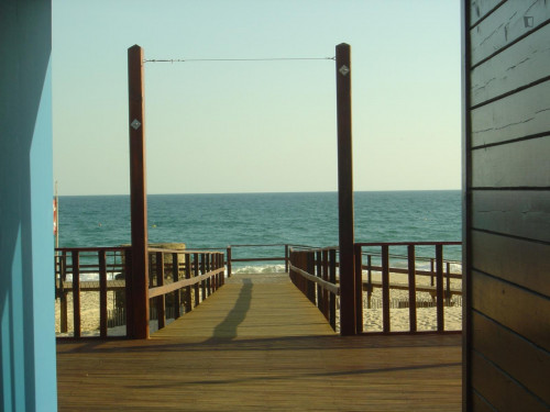Charming 2-bedroom house in a pinewood resort on the beach