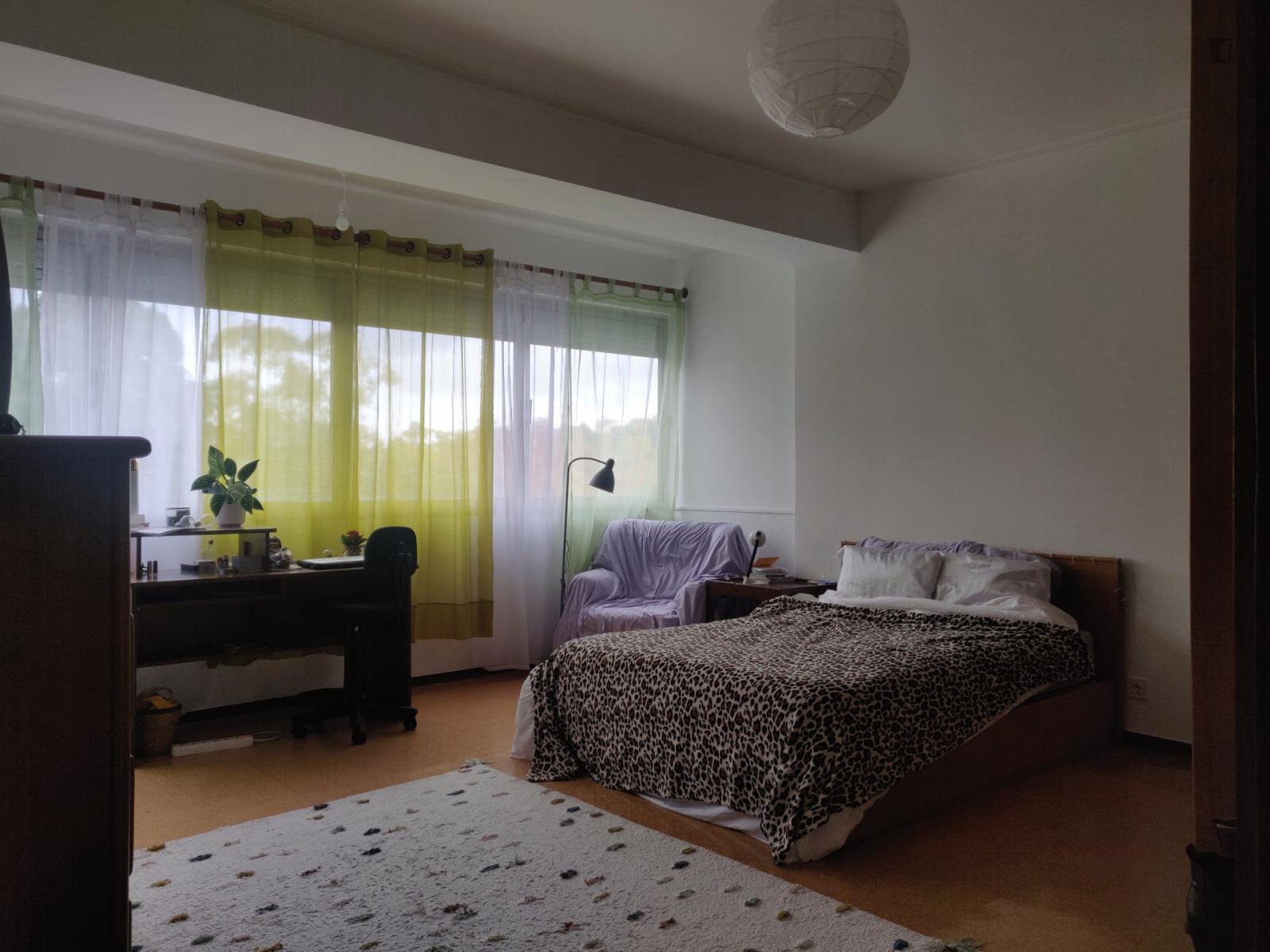 Large Double Bedroom In Lisbon, Lumiar - 1