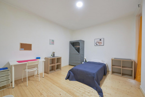 Neat bedroom in a 9-Bedroom apartment, close to Anjos metro station