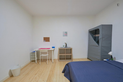 Neat bedroom in a 9-Bedroom apartment, close to Anjos metro station