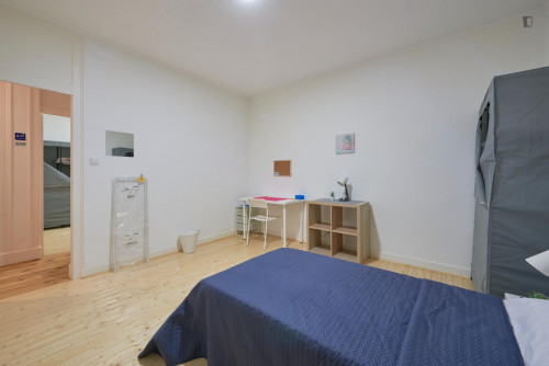 Neat bedroom in a 9-Bedroom apartment, close to Anjos metro station