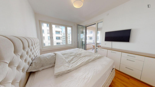 Luminous 2-Bedroom apartment with balcony near U Mendelssohn-Bartholdy-Park metro station