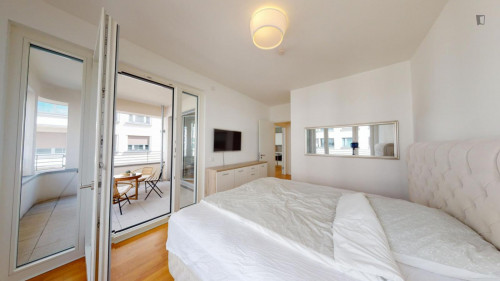 Luminous 2-Bedroom apartment with balcony near U Mendelssohn-Bartholdy-Park metro station