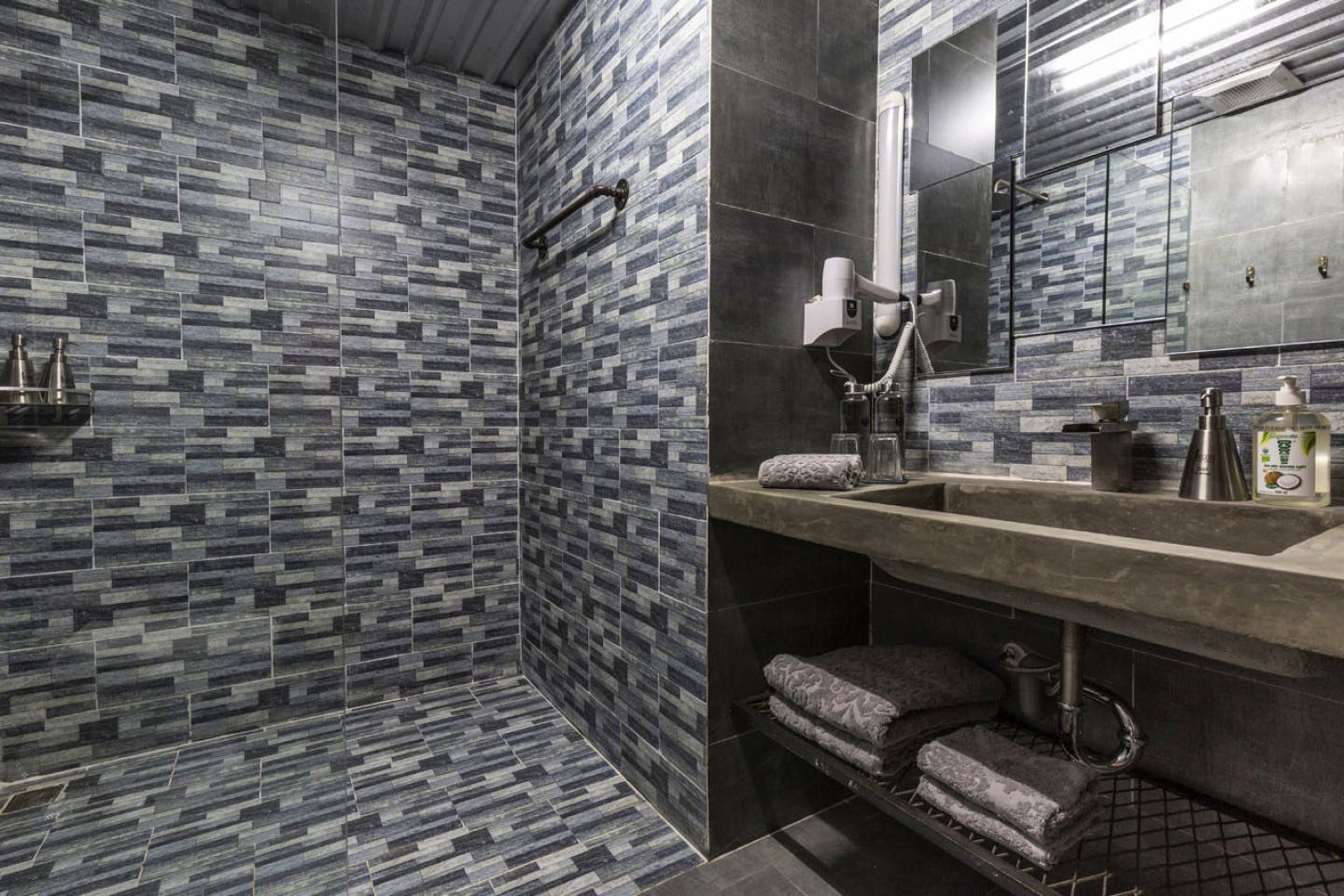  Deluxe Double Room  -  Eco Friendly House w/ Workspaces + Elevator + Gym Residence  - Gallery -  10