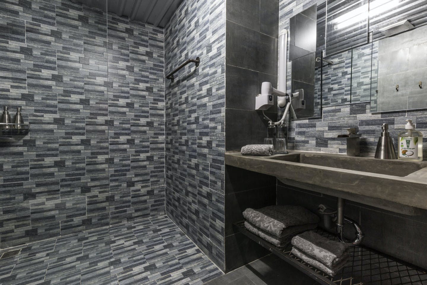  Deluxe Double Room  -  Eco Friendly House w/ Workspaces + Elevator + Gym Residence  - Gallery -  17