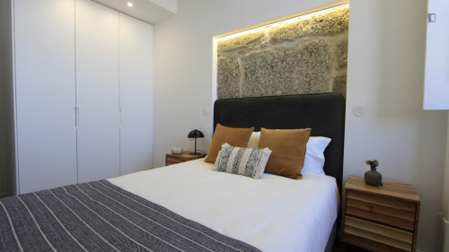 Spacious 1-Bedroom apartment near GuimarãeShopping Centre