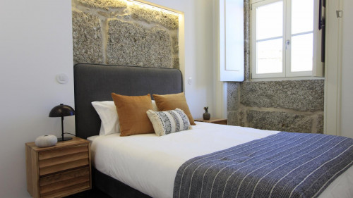 Spacious 1-Bedroom apartment near GuimarãeShopping Centre