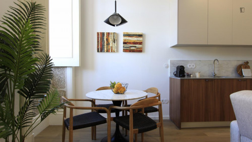 Spacious 1-Bedroom apartment near GuimarãeShopping Centre