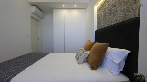 Spacious 1-Bedroom apartment near GuimarãeShopping Centre