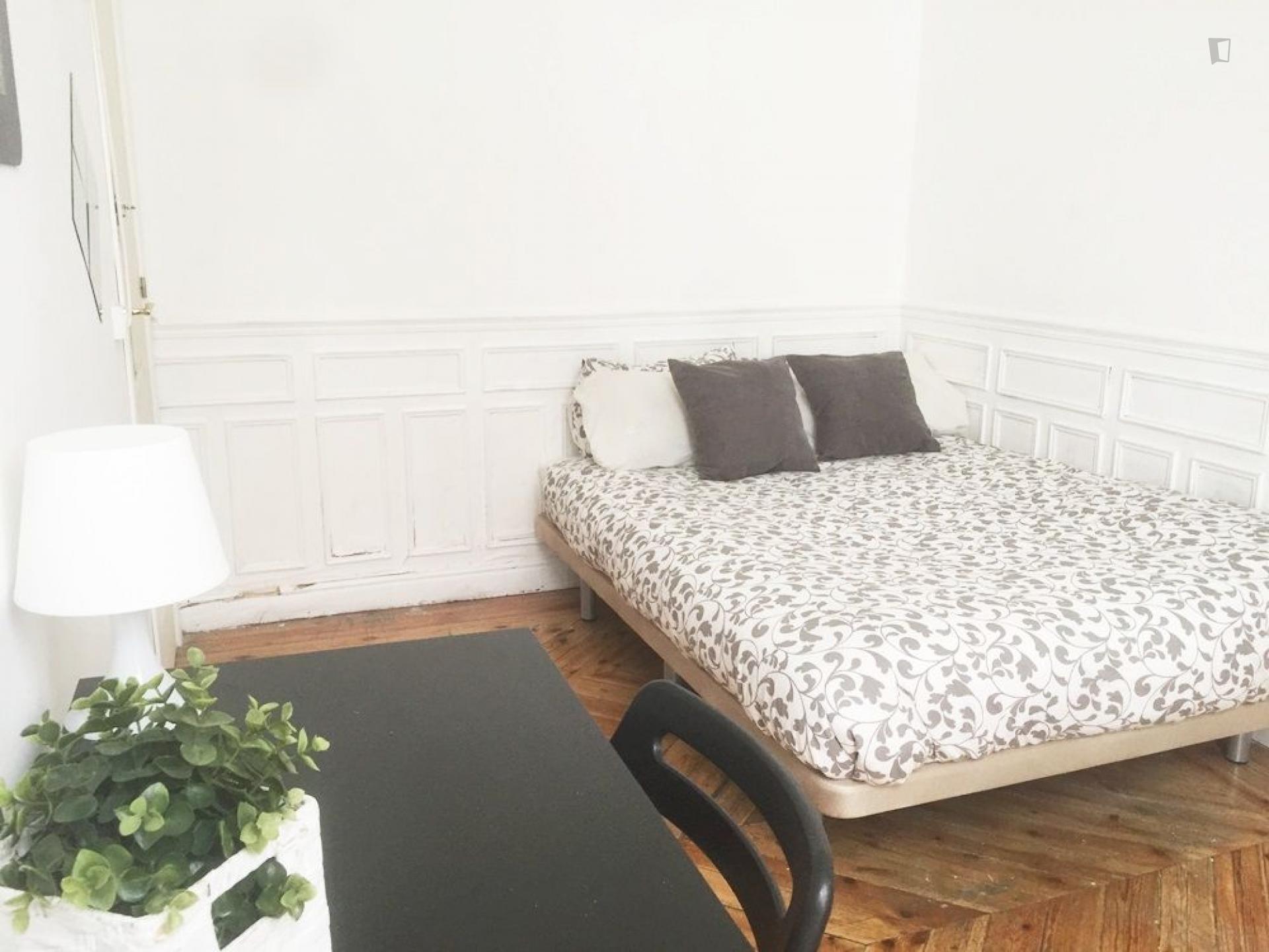 Single bedroom in cool 11-bedroom apartment in beautiful Opera
